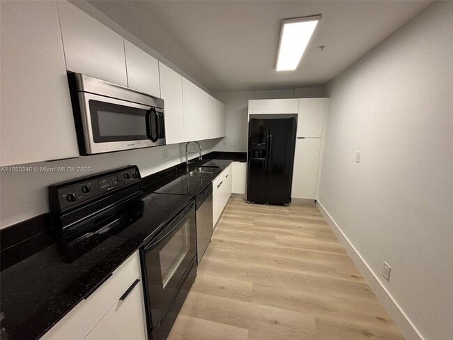 Building Photo - 3001 S Ocean Dr