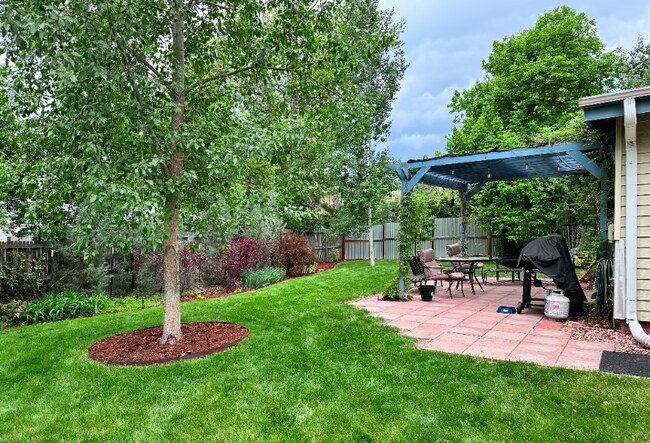 Foto del edificio - 821 Juniper Ln