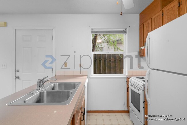 Building Photo - 1526 NE 68th Ave