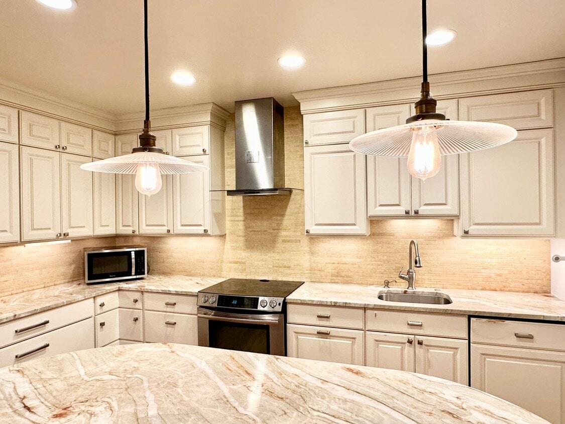 Sutton Place - 3 beds 2.5 baths! Parking!... - Sutton Place - 3 beds 2.5 baths!  Parking!...