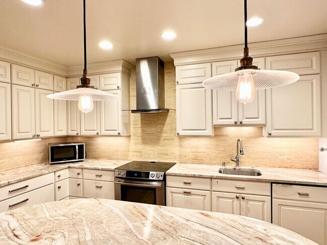 Sutton Place - 3 beds 2.5 baths! Parking!... - Sutton Place - 3 beds 2.5 baths!  Parking!... House