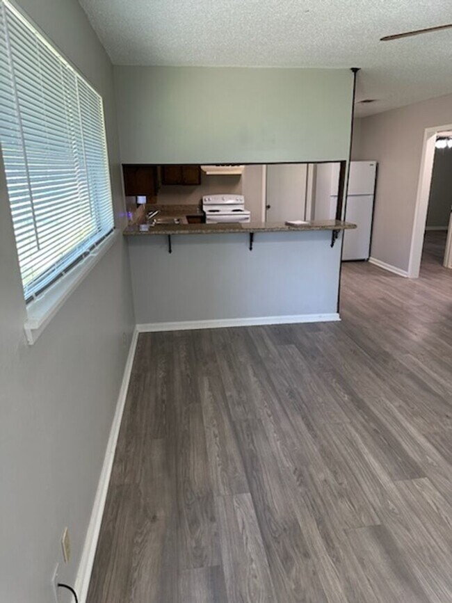 Foto del edificio - 715 Hewitt Rd