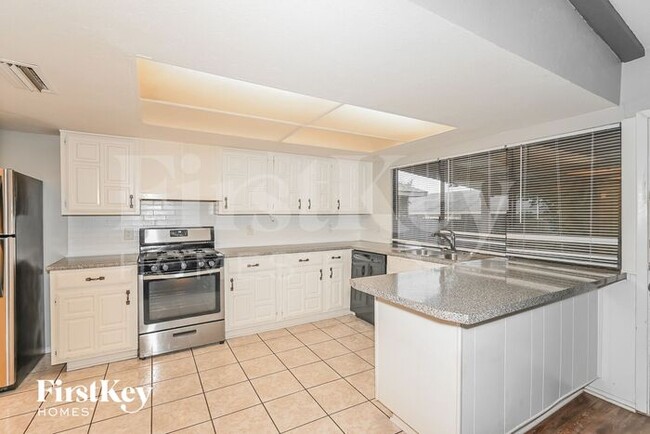 Foto del edificio - 6333 Fallbrook Dr