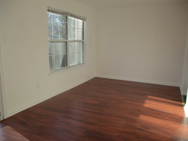 Building Photo - Newly Updated 3 BR/1.5 BA Townhome in Dist...