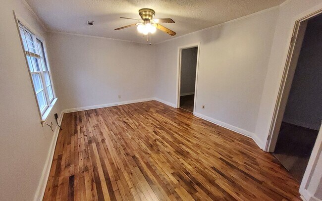 Building Photo - Duplex Convenient to Shaw!
