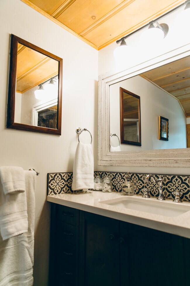 Foto del edificio - 25400 Scenic Dr