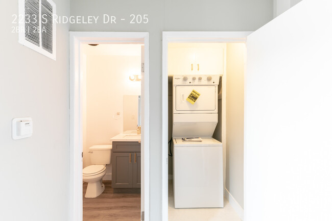 Foto del edificio - Updated Mid-Century 2-Bed, 1.5-Bath Townho...