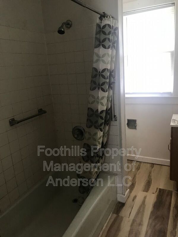 Building Photo - 302 Dickens Ave