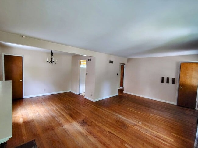 Building Photo - 130 Turf Ct