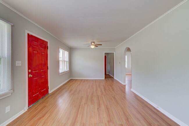 Building Photo - $400 off first months rent! PRICE DROP!! S...
