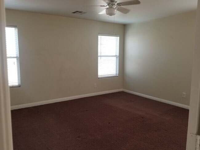 Building Photo - 3 Bedroom centrally located near Silverado...