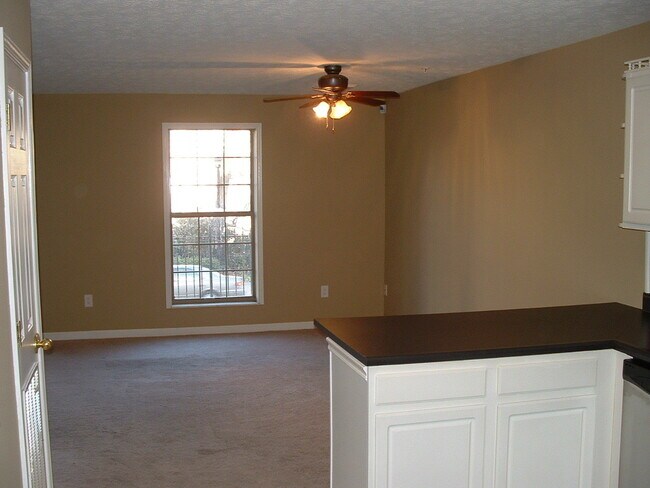 Foto del edificio - 3 Bed Condo Specially Priced at $1,199/BR (Was $1,490)