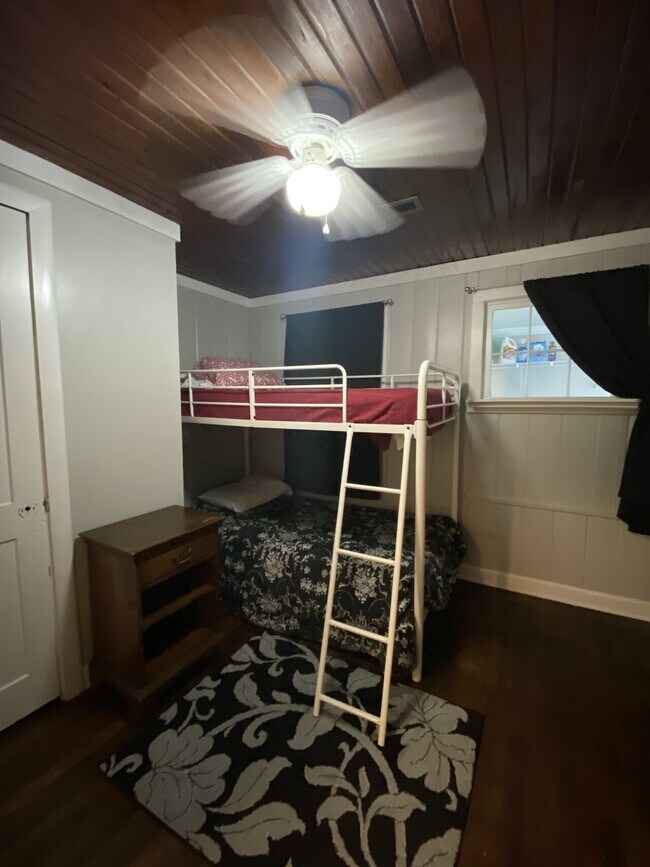 Building Photo - Walnut Loft