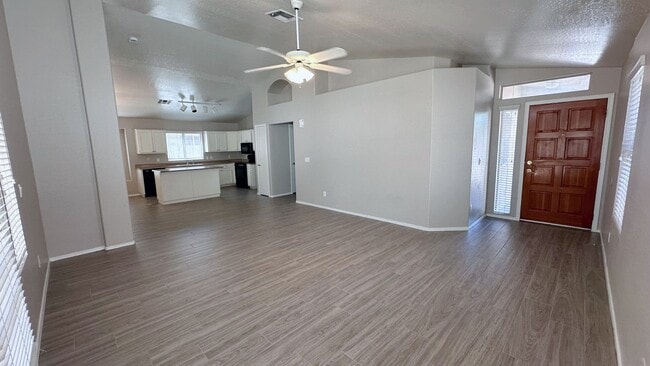 Building Photo - Newly updated Peoria home