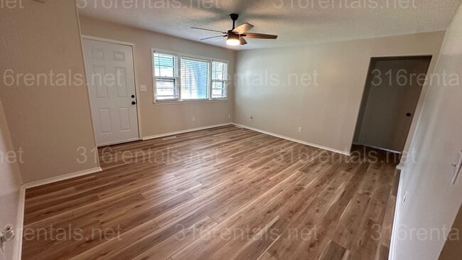 Building Photo - $1300 - 3 bed 1 bath Beautiful single fami...