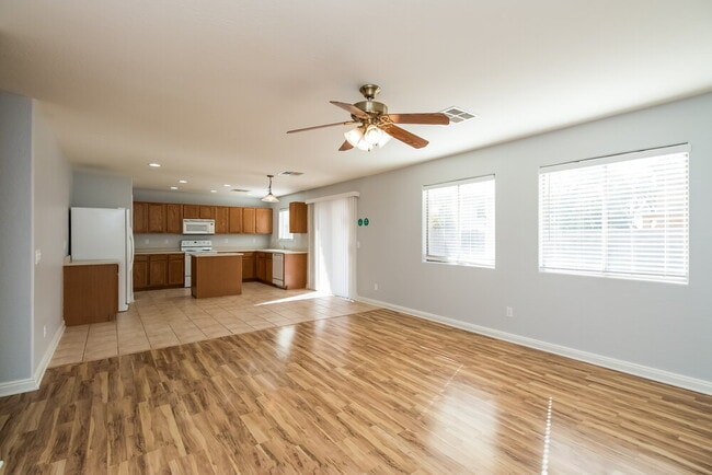 Foto del edificio - 16809 W Central St