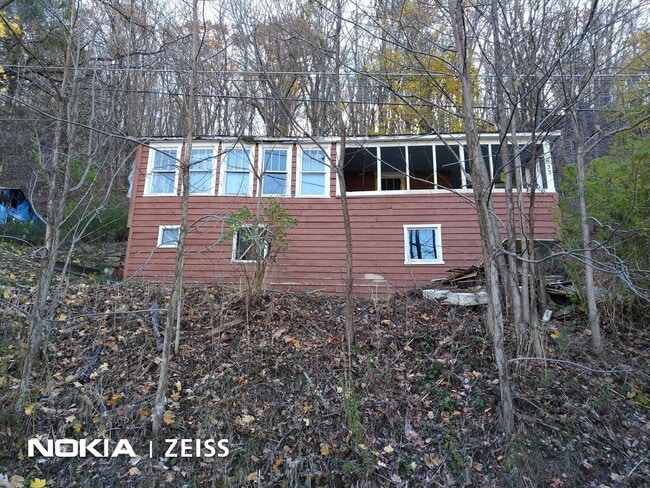 Building Photo - Cozy 2 bed 1 bath deck house with enclosed...
