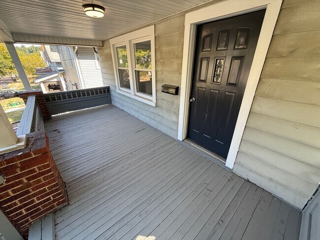 Building Photo - 5BR 1BA Home w/ Covered Patio • New Kitchen • Off-Street Parking in Akron