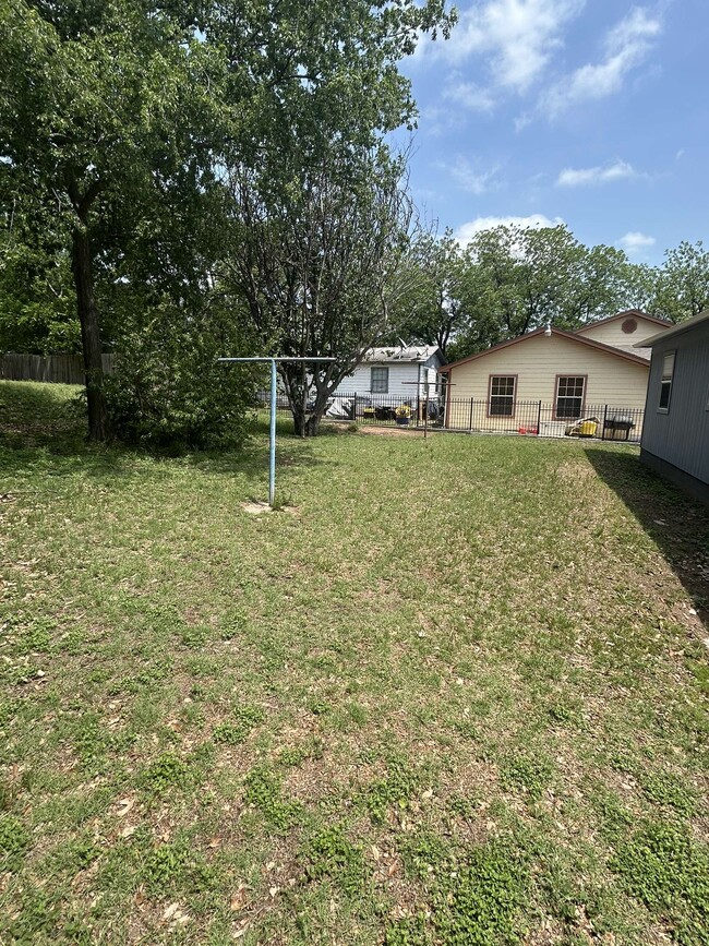Building Photo - 1007 E Grand Ave
