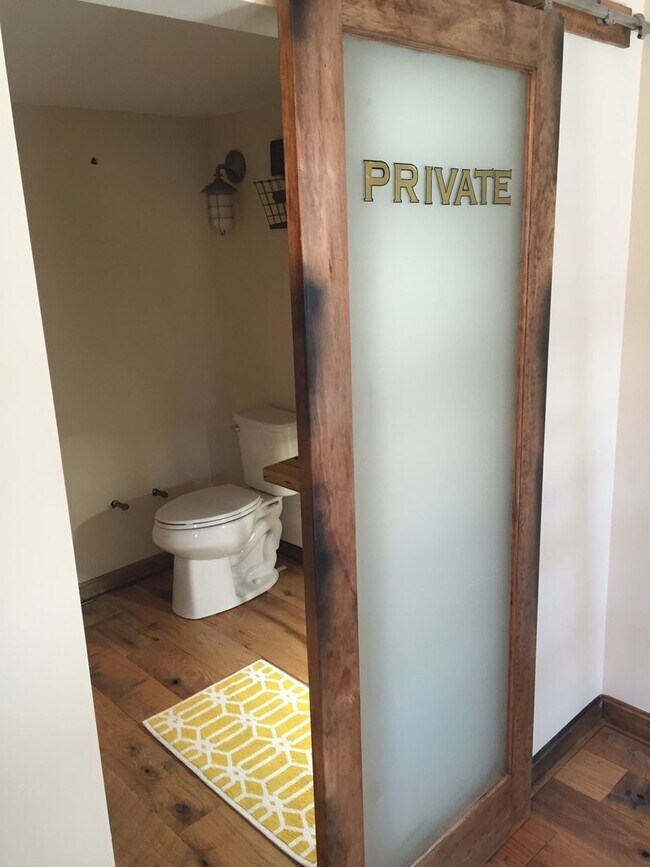Foto del edificio - BEAUTIFUL, BRIGHT AND OPEN 1 BED, 1 BATH  HOUSE IN HEART OF NORTHSIDE- AVAIL NOW!