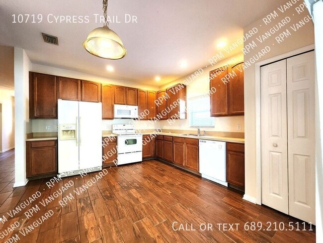 Building Photo - 10719 Cypress Trail Dr