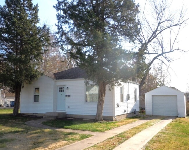 Two Bedroom Home with Utility Room off Kitchen and a Garage!! - Two Bedroom Home with Utility Room off Kitchen and a Garage!!