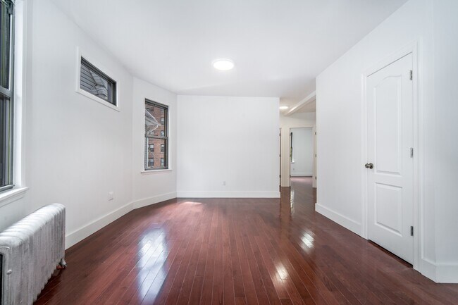 Building Photo - 518 E 8th St