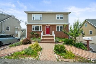 Building Photo - 46 Bush Ave