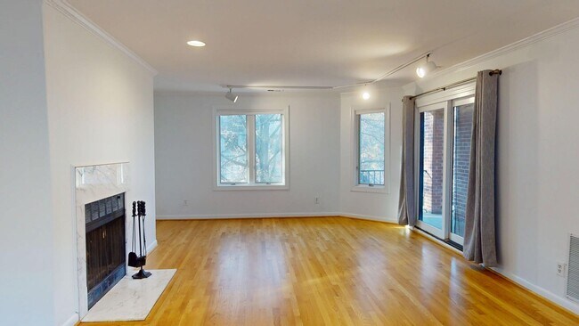 Foto del edificio - Top Floor Logan Circle 1,200 Sq Foot DUPLEX W/Garage Parking Included, Private Balcony, & Pets We...