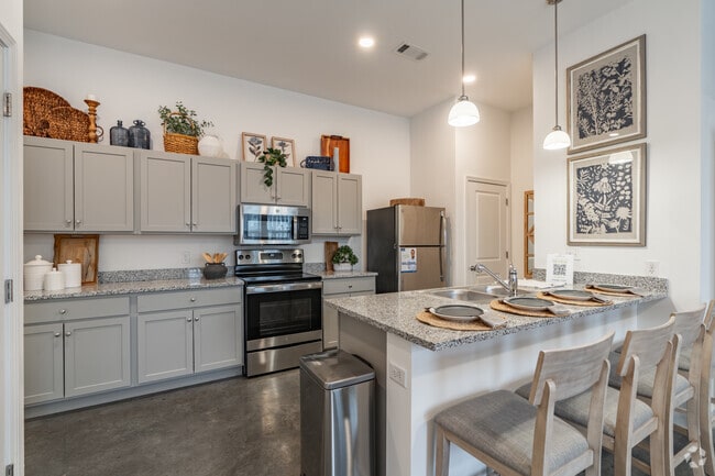 2BR, 2BA - 926SF - Kitchen - Lakeland Town Square