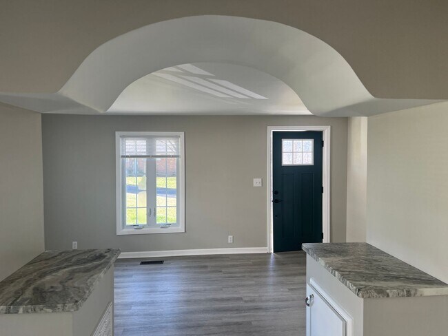 Building Photo - Updated 2 bedroom, 1 bath in Bristol VA