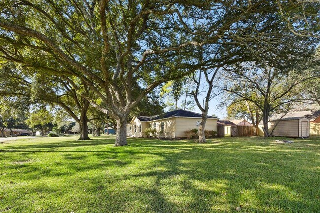Building Photo - 321 Circle Dr