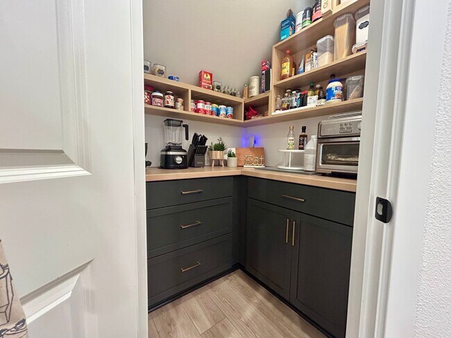 Foto del edificio - Beautiful Upgraded Vancouver Townhome!