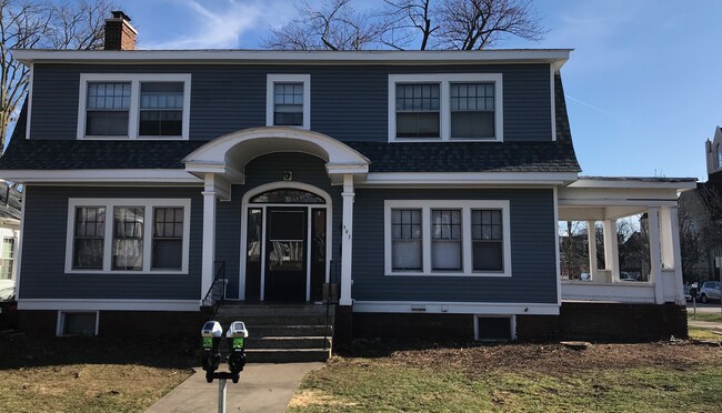 Exterior - 302 E 7th St