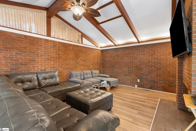 Foto del edificio - 103 Robinall Dr