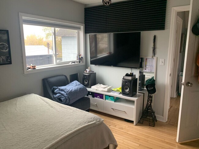 Foto del edificio - Single Family Home in Bryn Mawr - 3 bed 2 ...