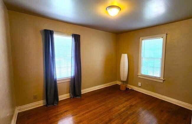 Foto del edificio - Super Cute 3 Bedroom 1 Bath Cottage in the DOUGLAS PLACE ADD NW OKC
