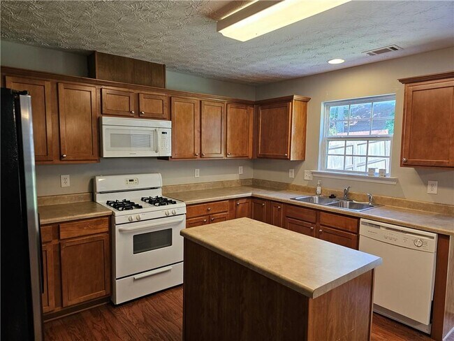 Building Photo - 645 Roxford Ln NE