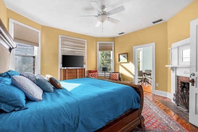 Building Photo - 205 SE 7th St