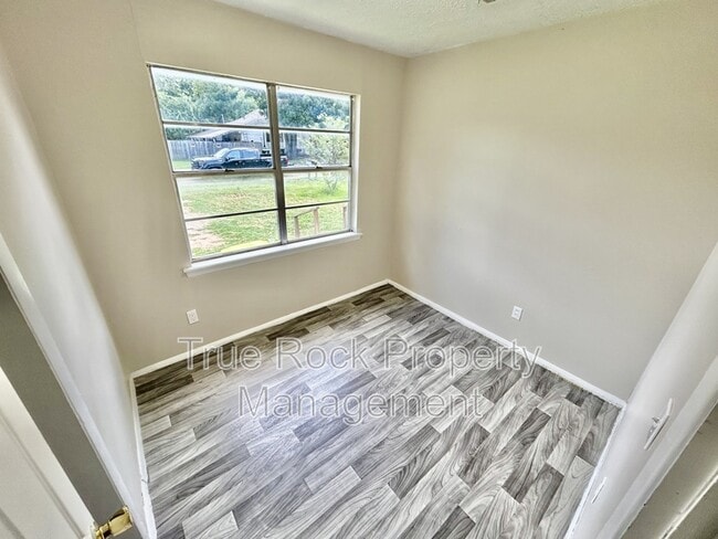 Building Photo - 407 N Ash Ave