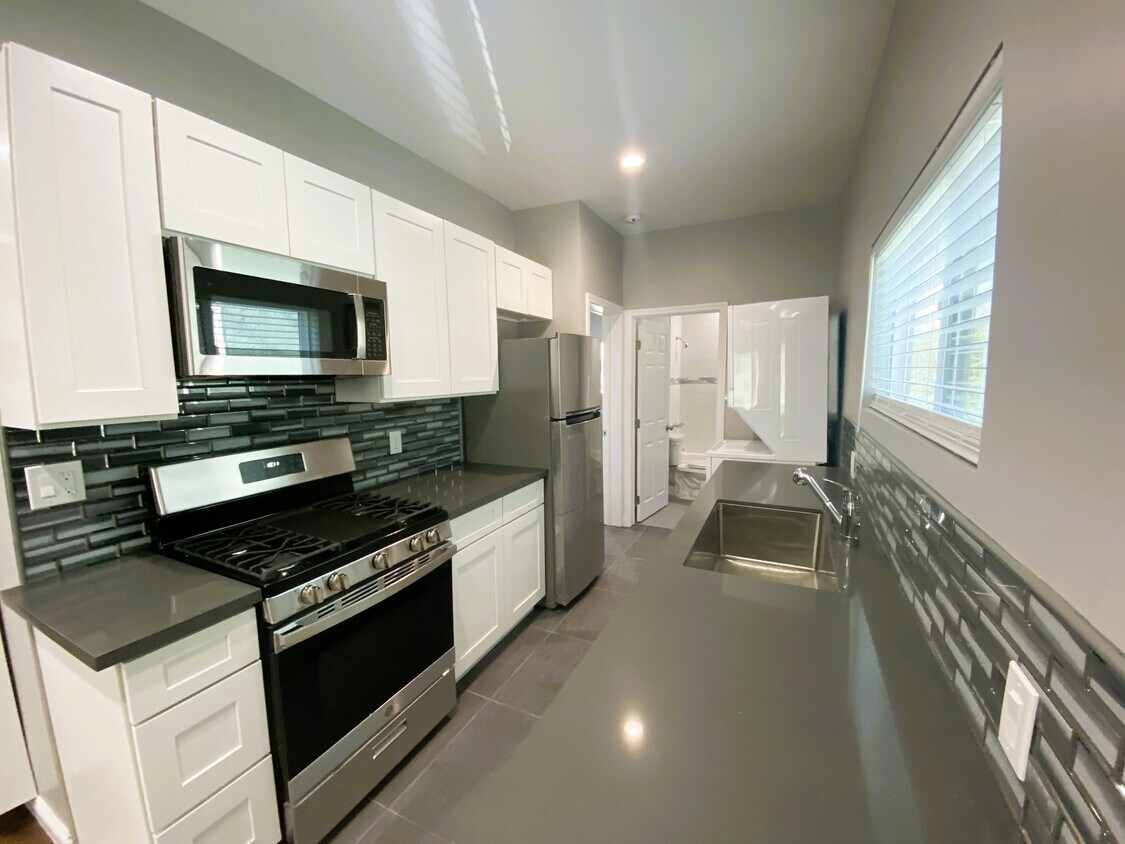 Foto principal - 2525 E 10th St