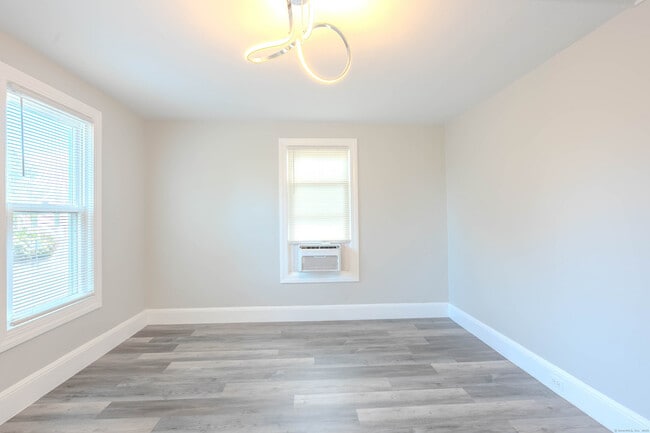 Building Photo - 37 Quintard Ave