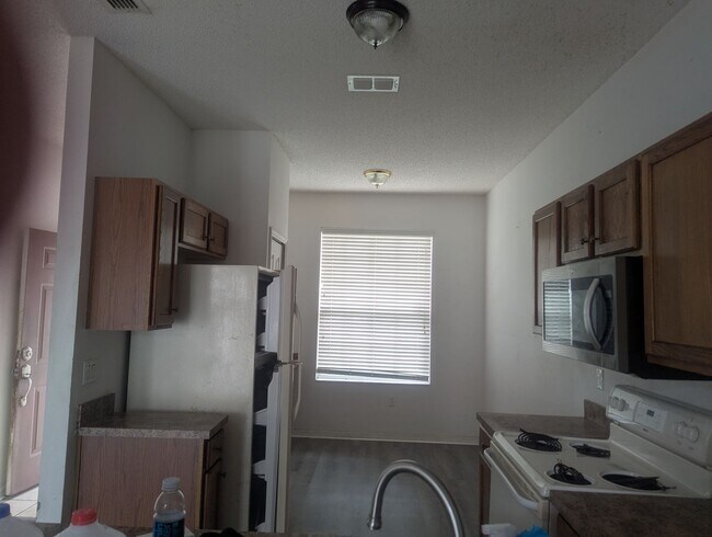 Building Photo - 3 bedroom, 2 bath home in great location i...