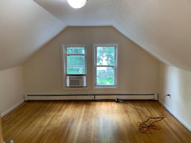 Foto del edificio - Entire house for rent! Great location! Walk to BC. Must see!