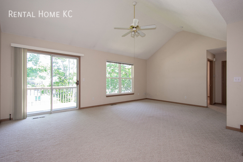 Building Photo - Two-story Townhouse w/big rooms, 2-car gar...