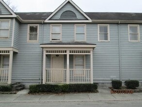 Building Photo - 535 Nicoll St