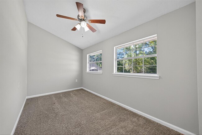 Foto del edificio - 1305 St Lawrence River Rd