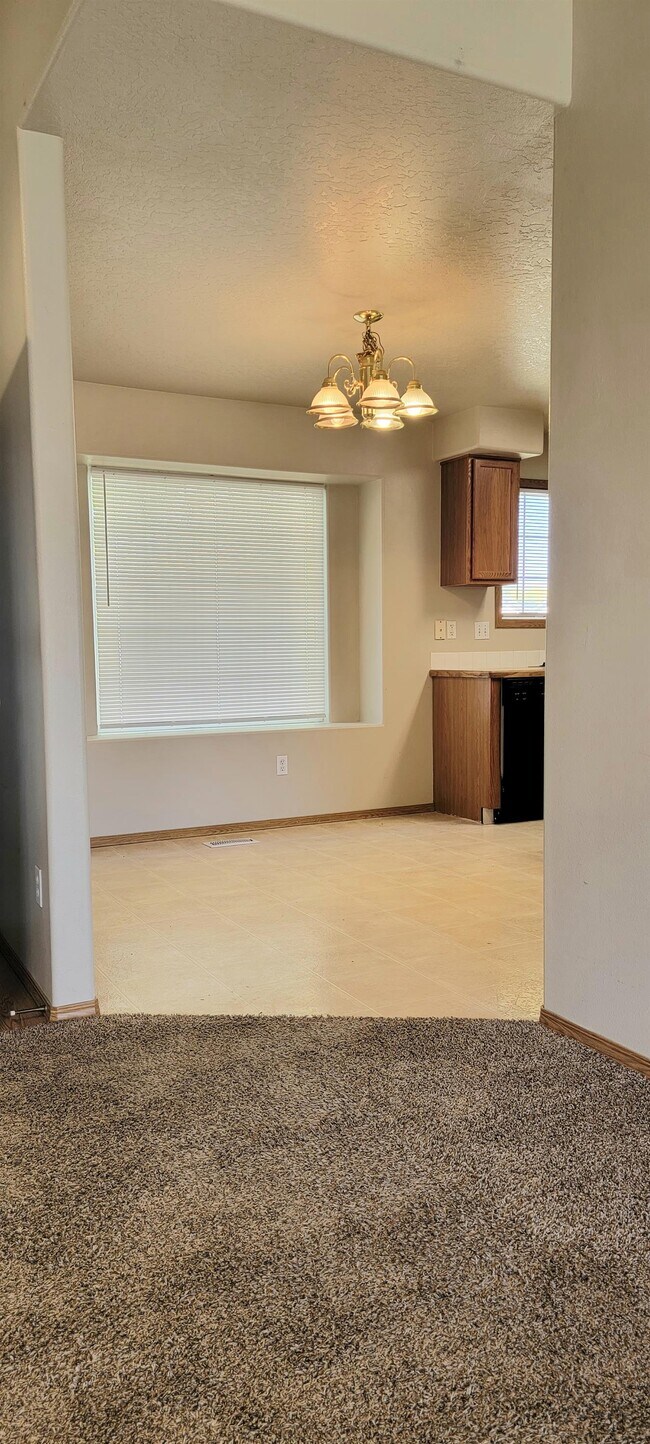 Building Photo - 5007 Pioneer Ave