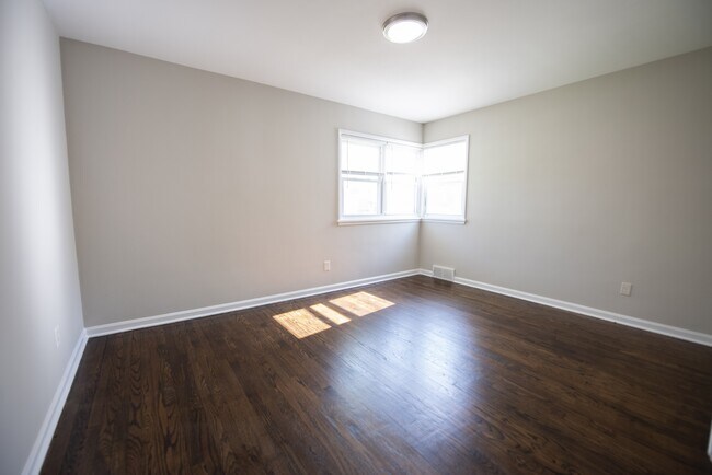 Foto del edificio - 10780 Woodview Blvd