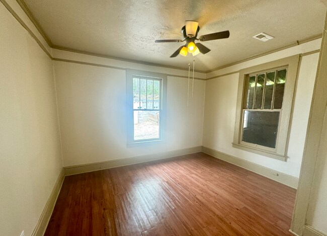 Foto del edificio - 519 E 7th St
